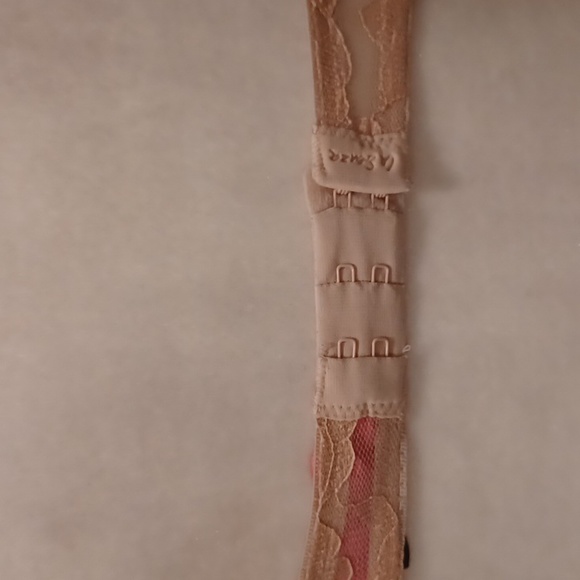 Free Add-on Light Pink Lacy Bra - Size 32B - Picture 6 of 10